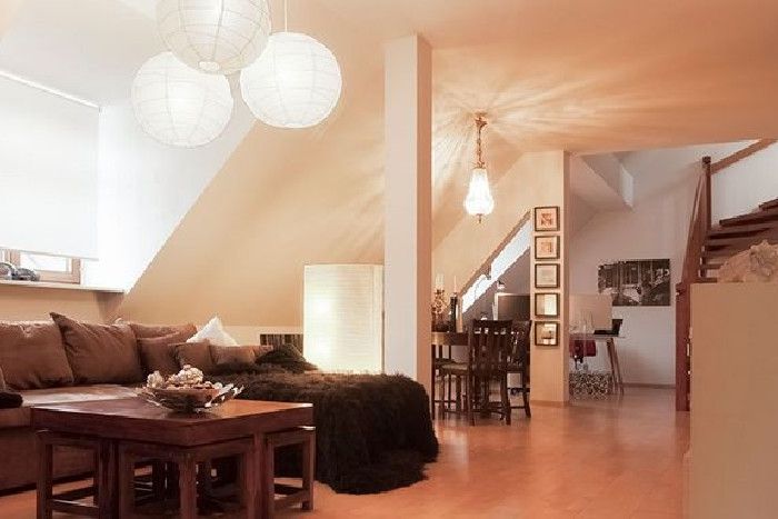 Helles Wohnzimmer mit Dachschräge